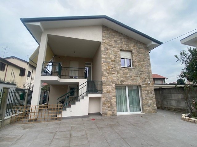 Ristrutturazione villa: interni e serramenti - foto 1